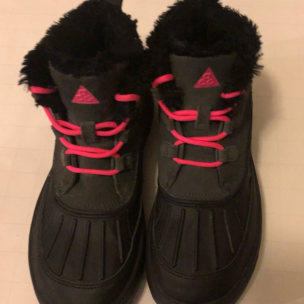 NIKE Youth Girl Size 5.5 Woodside Chukka II Suede Rubber Fur Lined snow boots